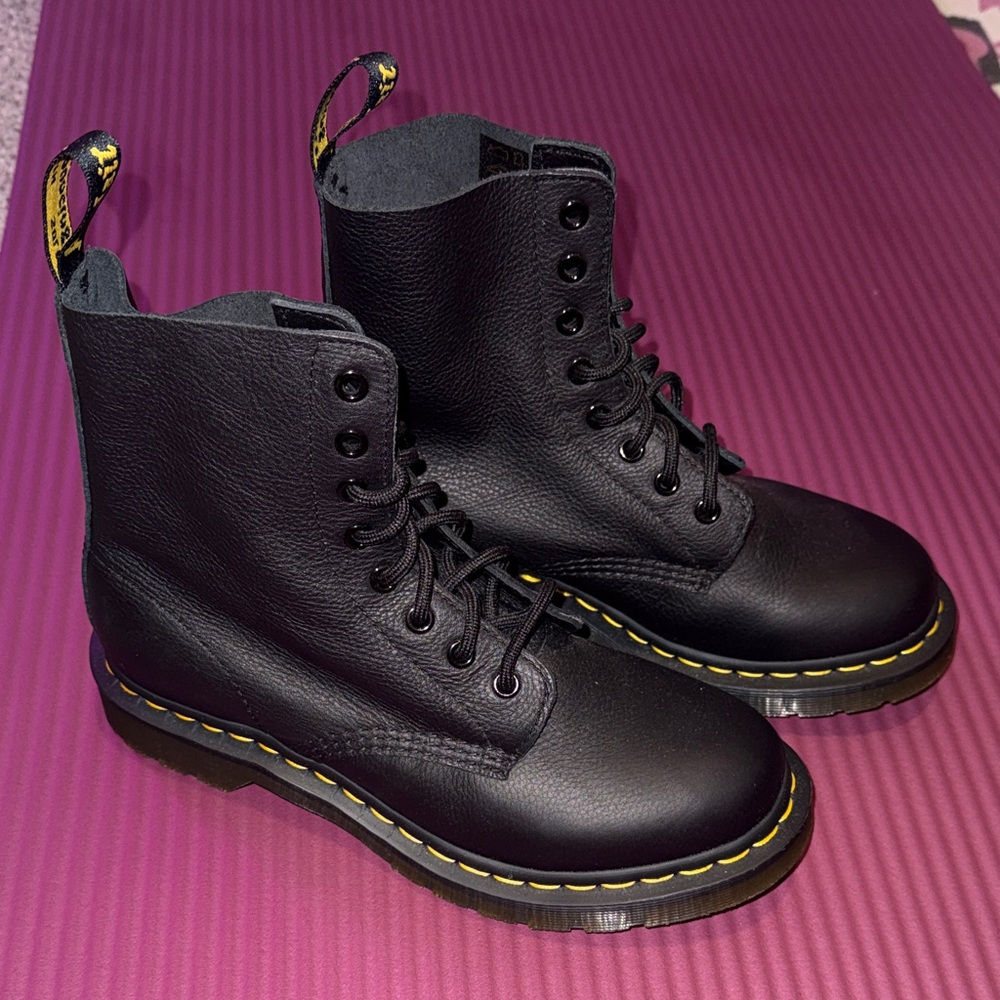 NWOT Doc Martens Pascal Virginia Leather Lace Up Boots sz 8